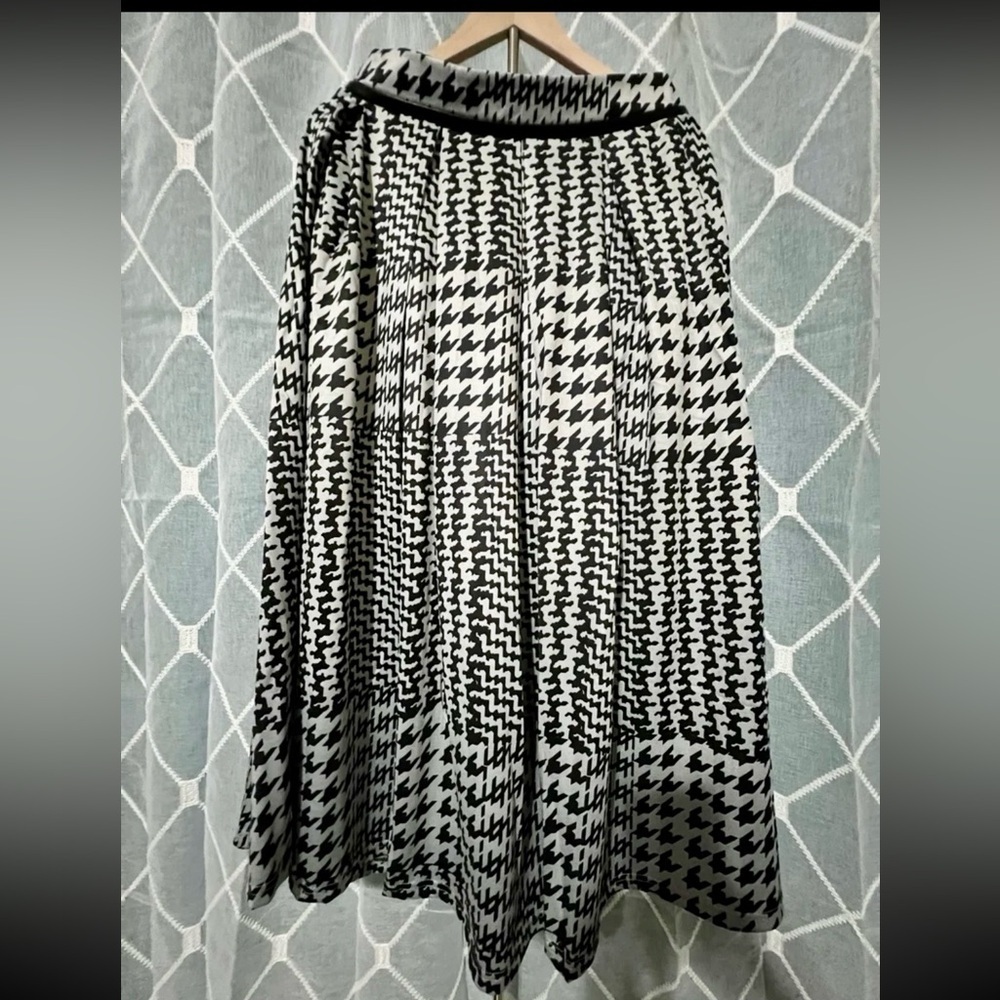 NEW Women’s ChouYatou  Black and White Skirt,faux leather waist trimming - 30in
